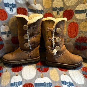 Woman triple button uggs
